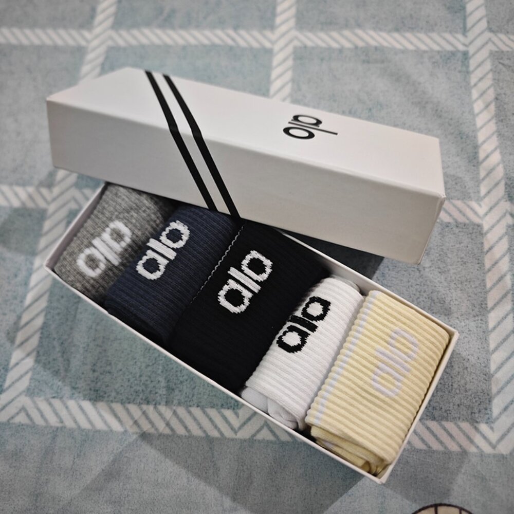 ALO Yoga Mid-Calf Socks Gift Box